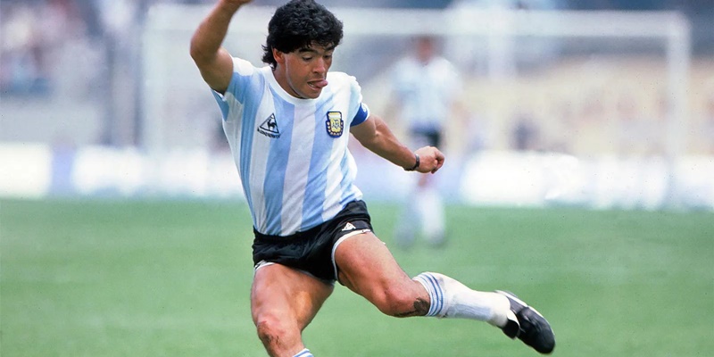 Maradona nổi tiếng với kỹ thuật tuyệt vời